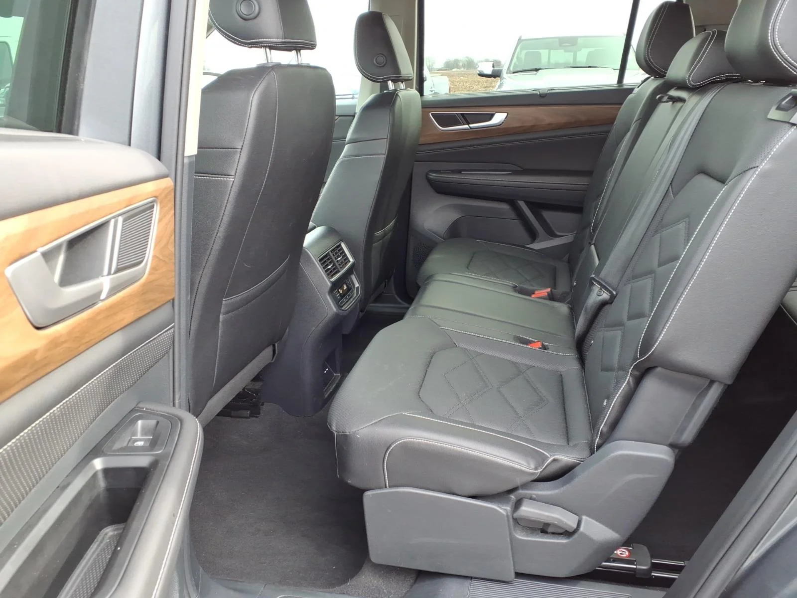 Used 2025 Platinum Gray Metallic Volkswagen 2.0T SE image 5