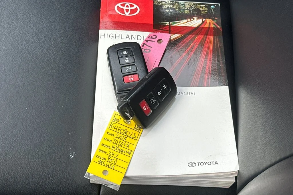 Used 2019 Ooh La La Rouge Mica Toyota XLE image 10