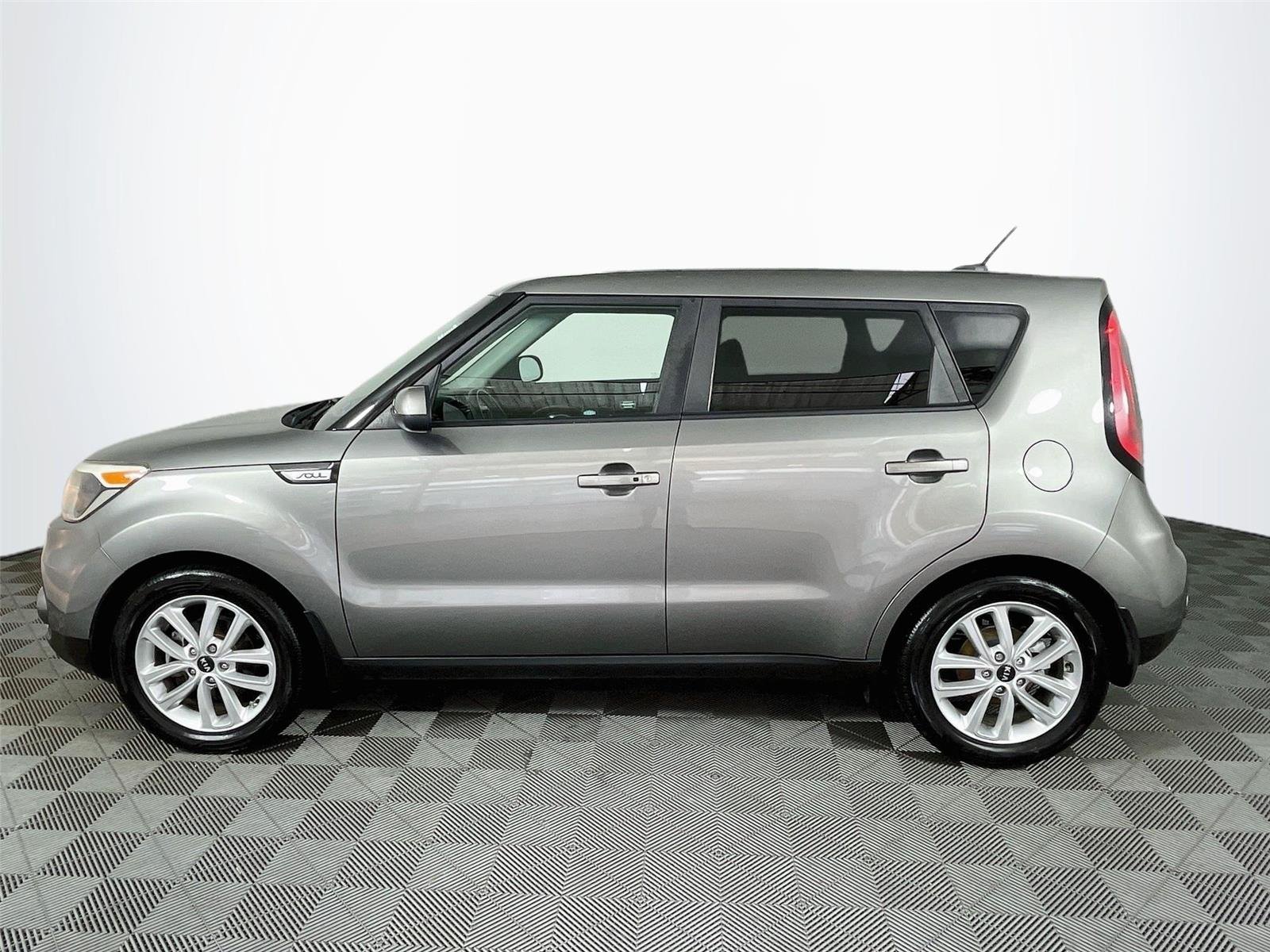 Used 2018 Titanium Gray Kia + image 4
