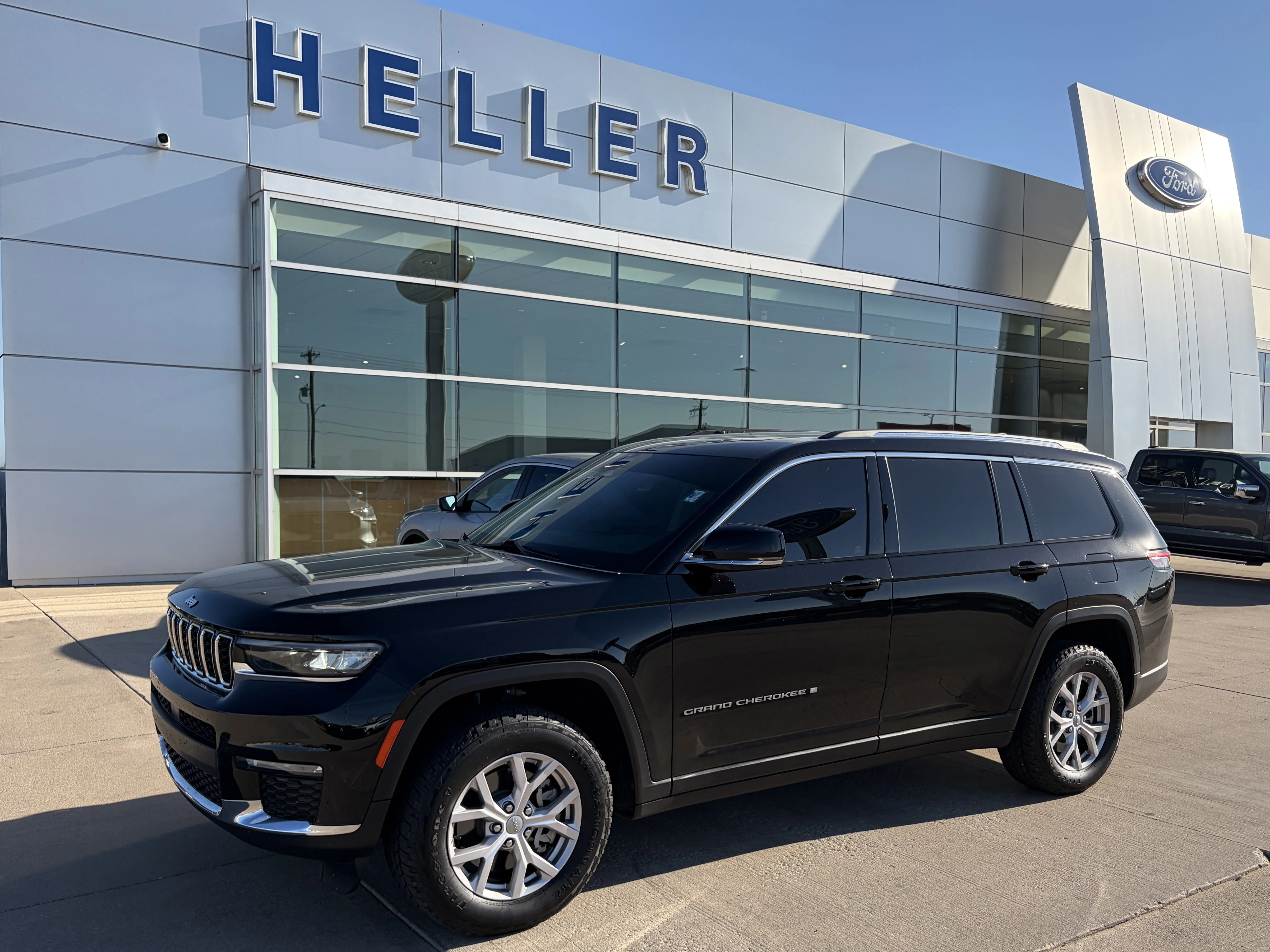 Used 2021 Diamond Black Crystal Pearlcoat Jeep Limited image 3