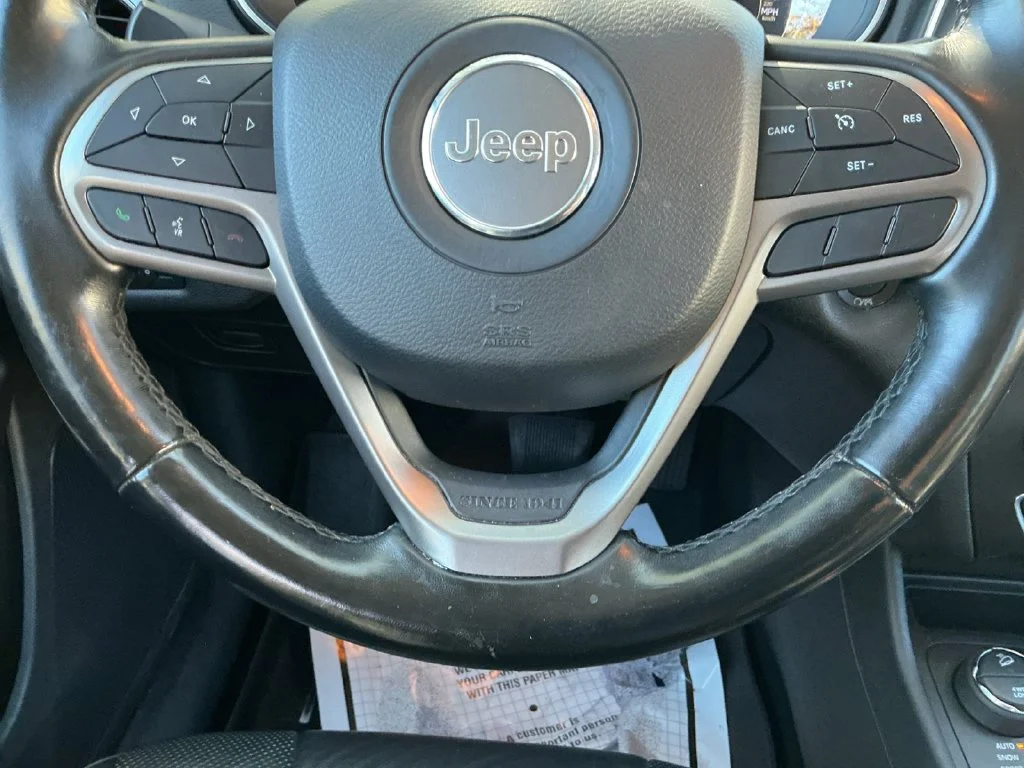Used 2021 White Jeep Latitude Lux image 18