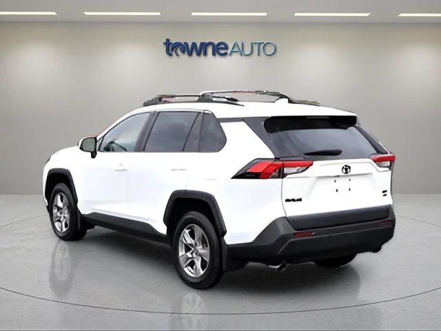 Used 2022 White Toyota XLE image 5