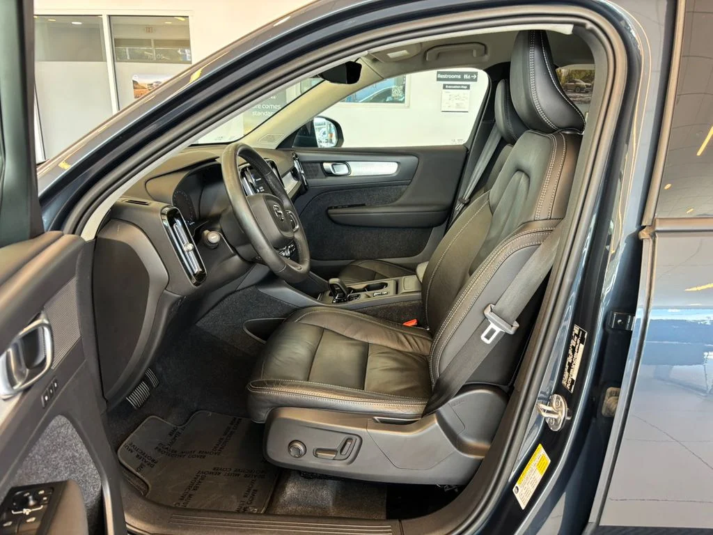 Used 2022 Blue Volvo Momentum image 15