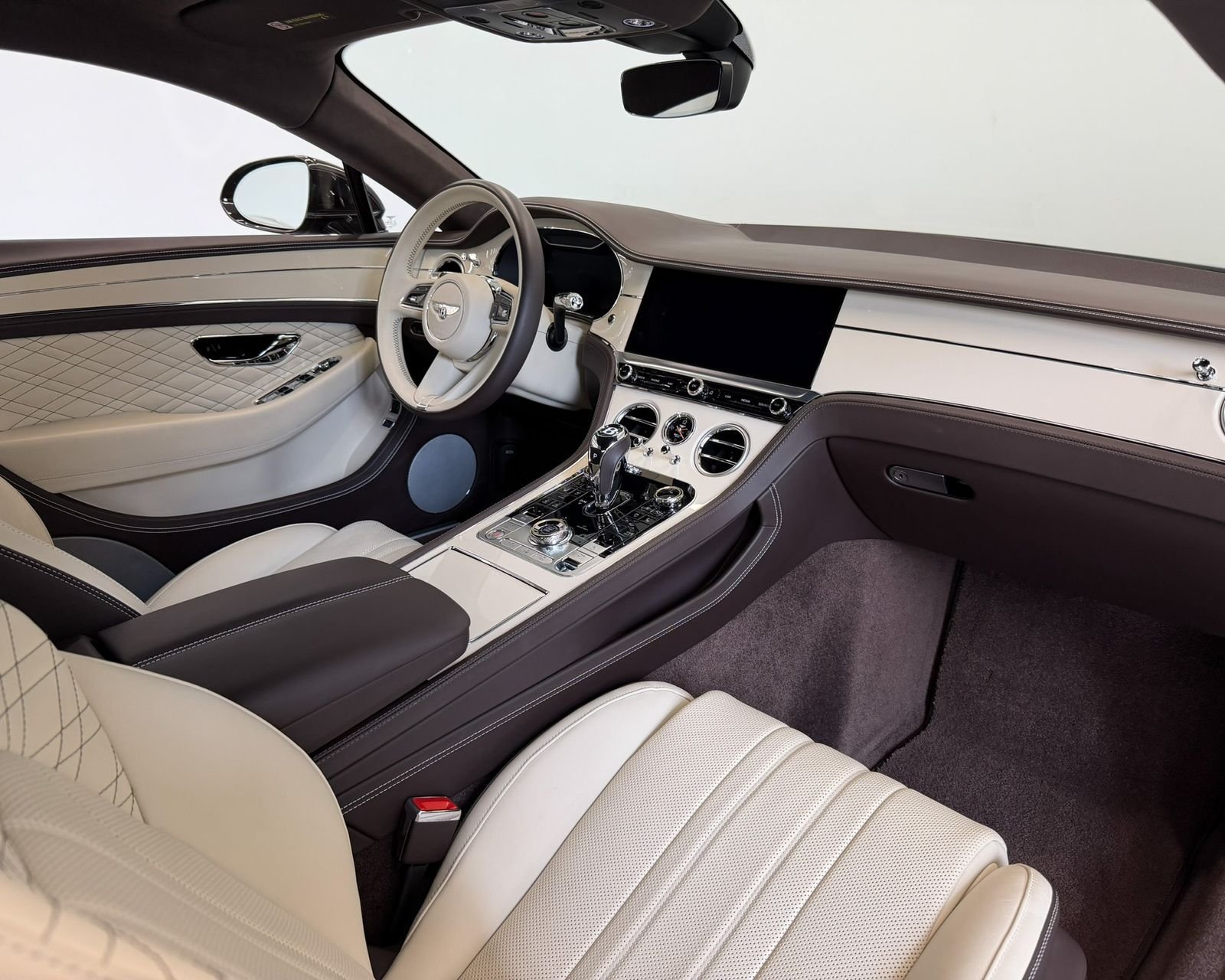 Used 2023 Brown Bentley V8 image 2