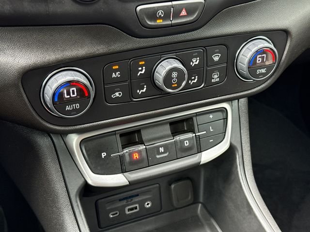 Used 2024 Silver GMC SLT image 27