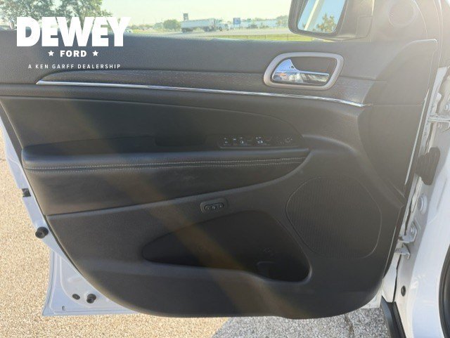 Used 2017 Bright White Clearcoat Jeep Limited image 9
