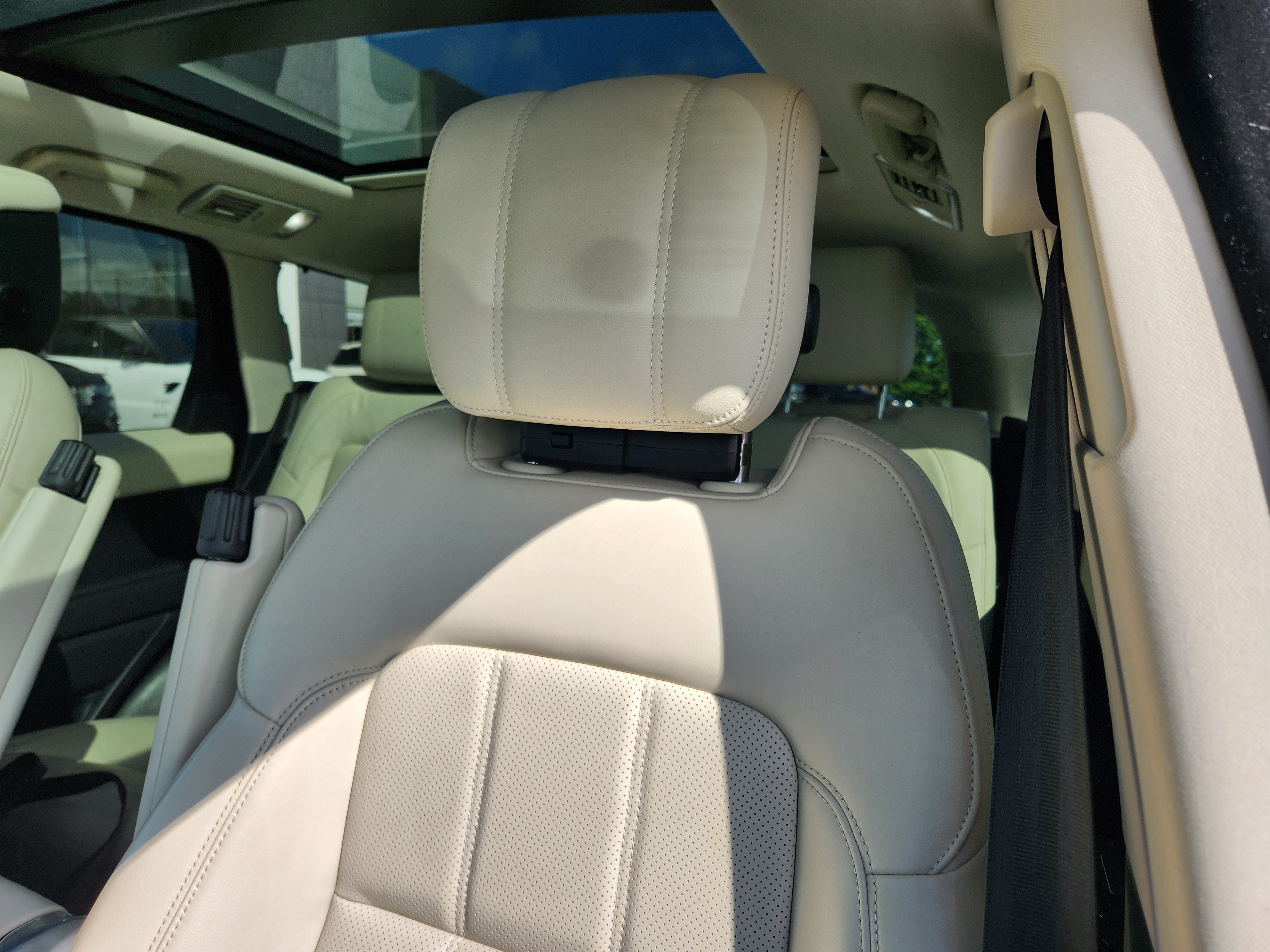 Used 2022 Fuji White Land Rover HSE Silver Edition image 11