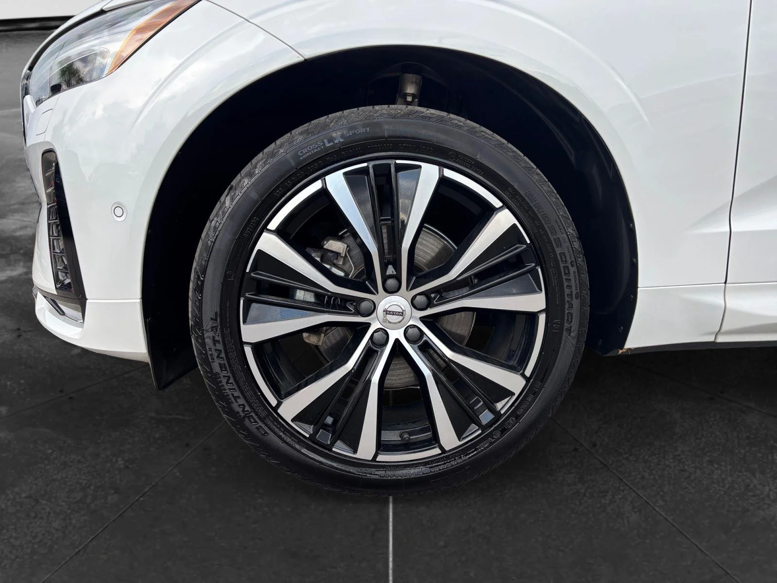 Used 2024 Crystal White Metallic Volvo Plus Dark Theme image 9