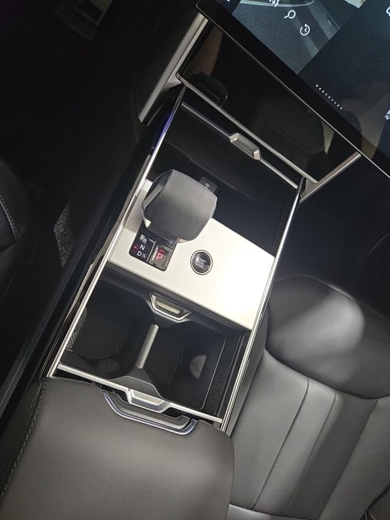 New 2026 Santorini Black Metallic Land Rover SE image 14