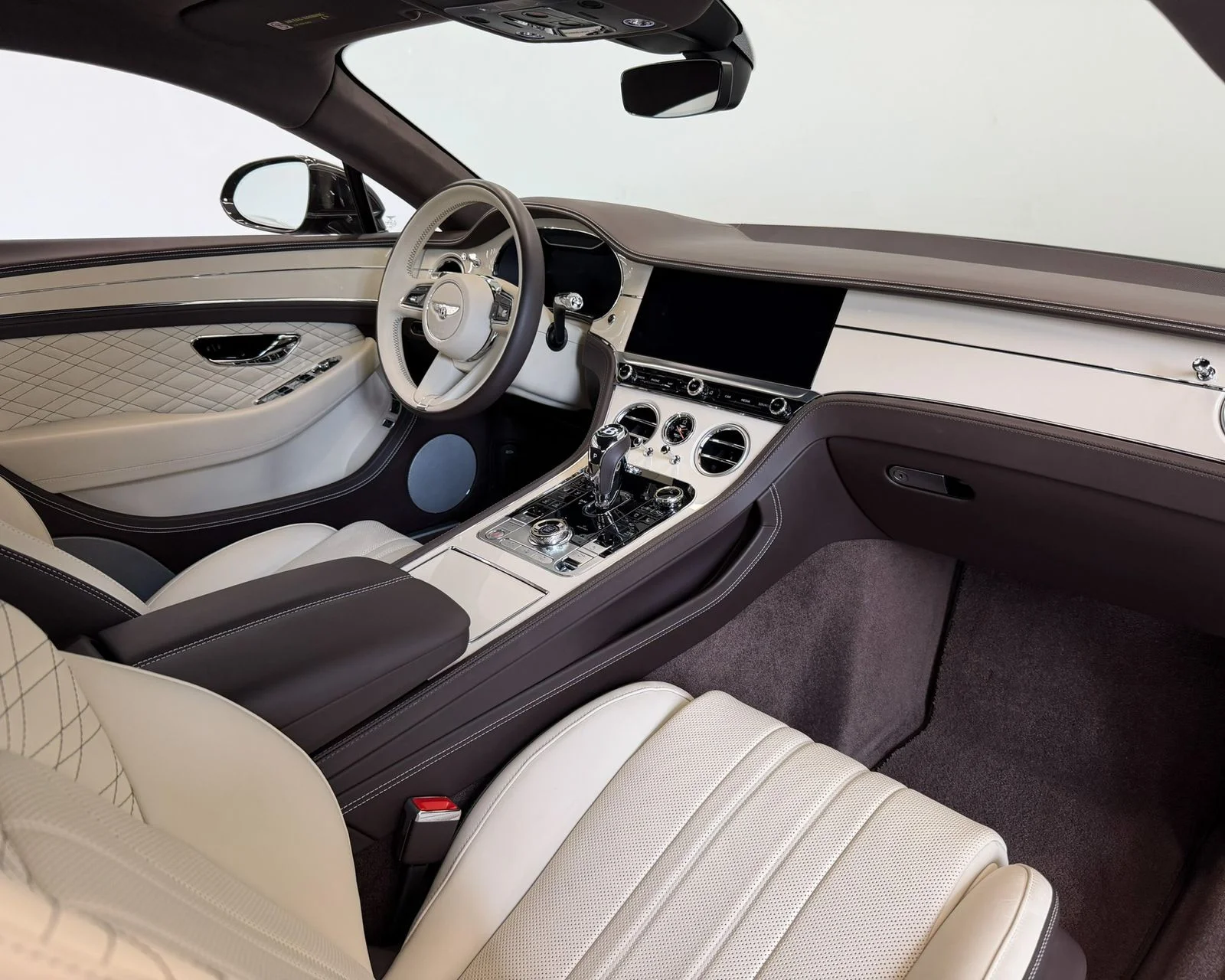 Used 2023 Brown Bentley V8 image 2