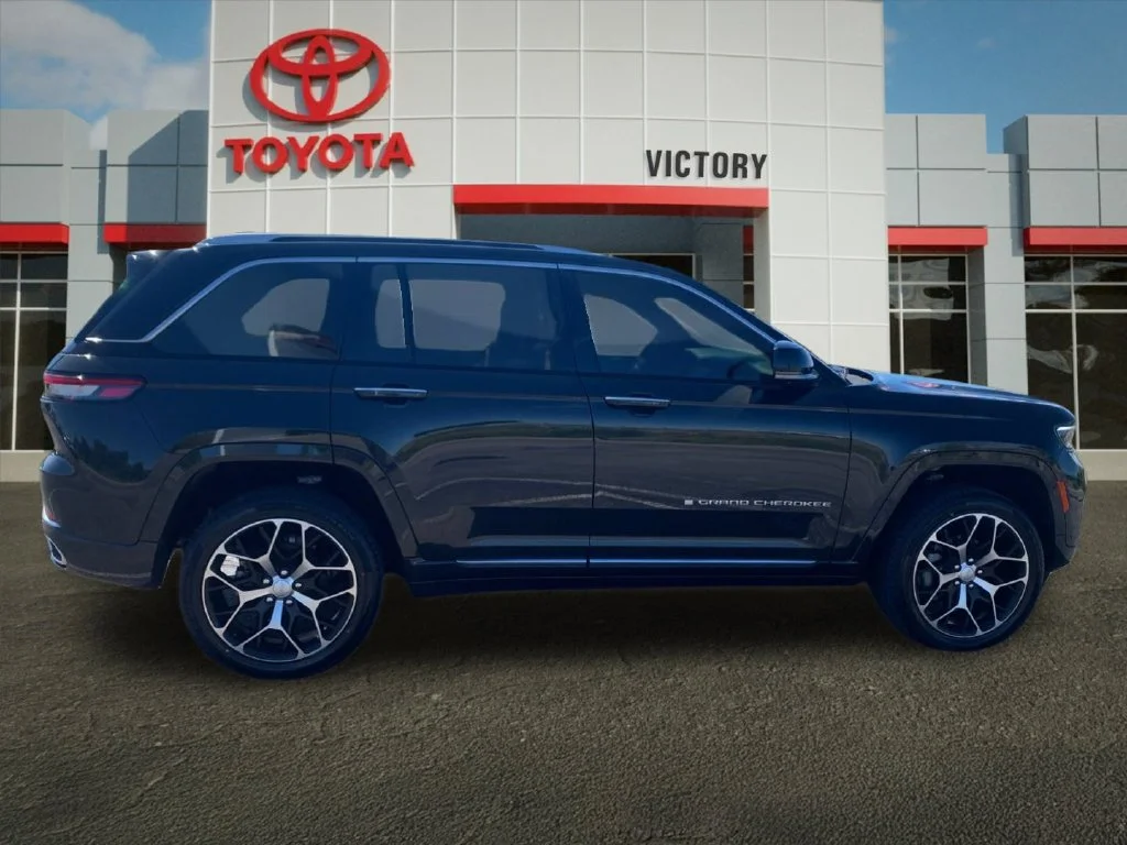 Used 2023  Jeep Summit Reserve image 2