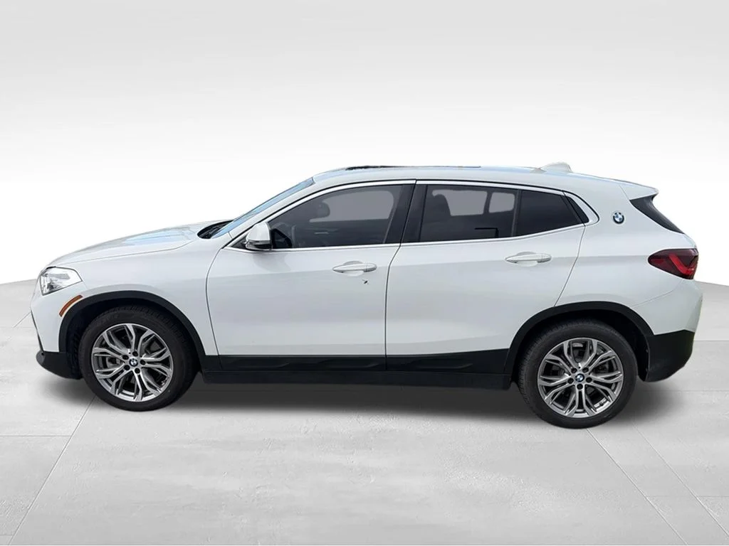 Used 2022 White BMW sDrive28i image 3
