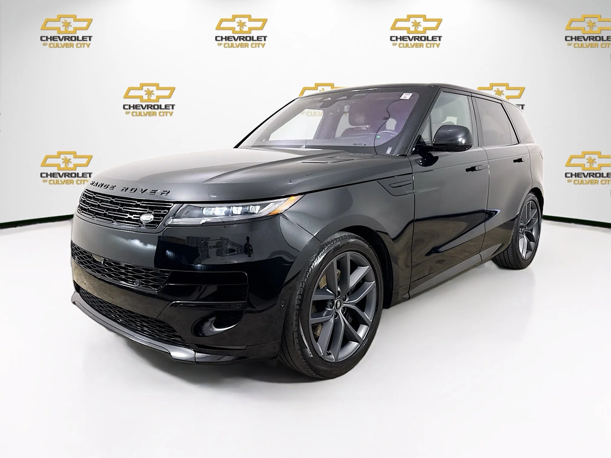 Used 2023  Land Rover SE Dynamic image 3