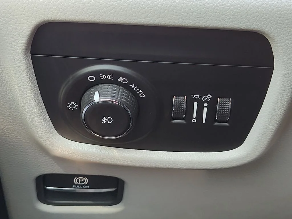 Used 2022 Silver Zynith Jeep Overland image 25