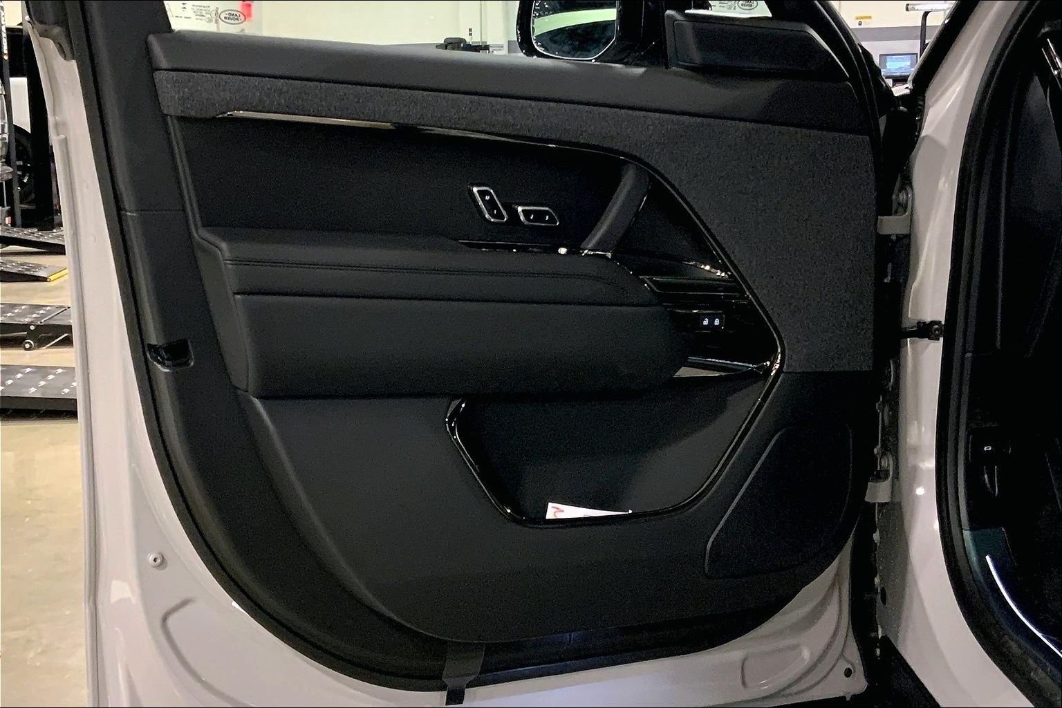 New 2026 Borasco Grey LAND ROVER Dynamic SE image 10