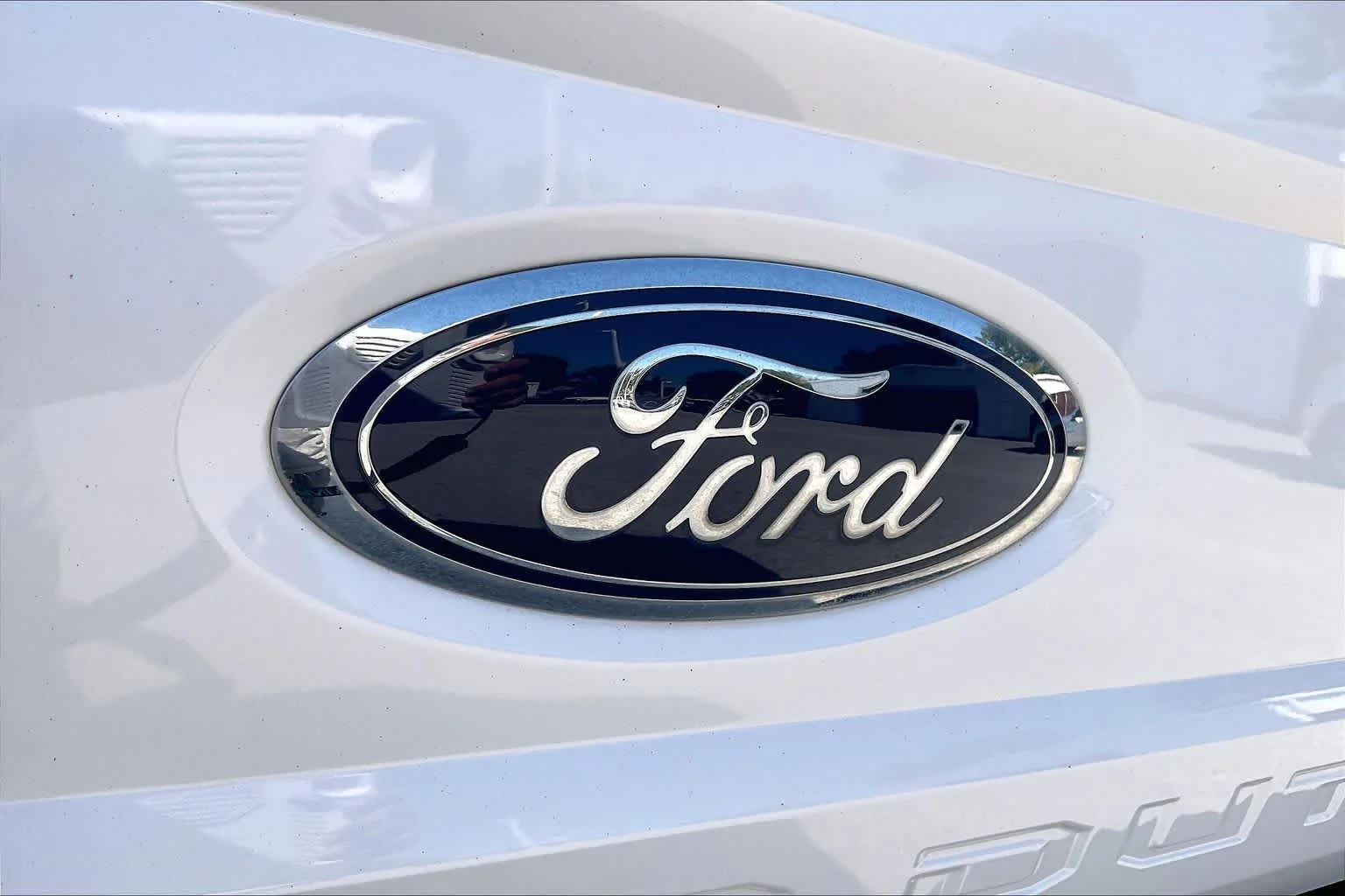 Used 2018 White Platinum Metallic Tri-Coat Ford LARIAT image 29
