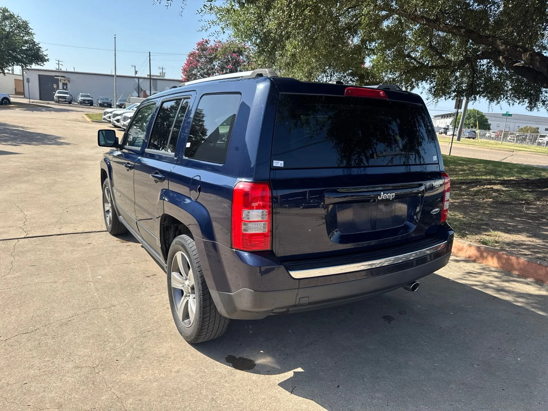 Used 2016 Blue Jeep Latitude image 7