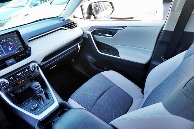 Used 2021 Silver Toyota XLE image 22