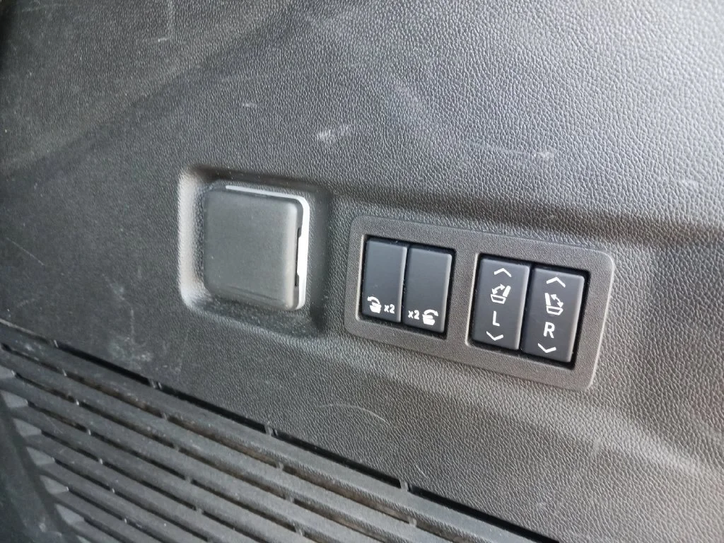 Used 2025 Sterling Metallic GMC Denali image 30