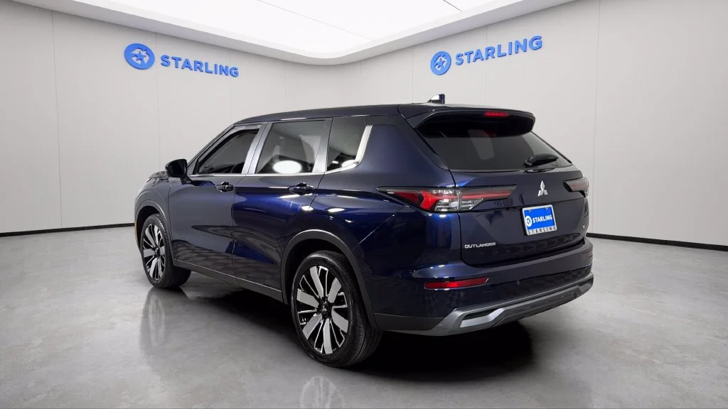Used 2025  Mitsubishi SE image 5