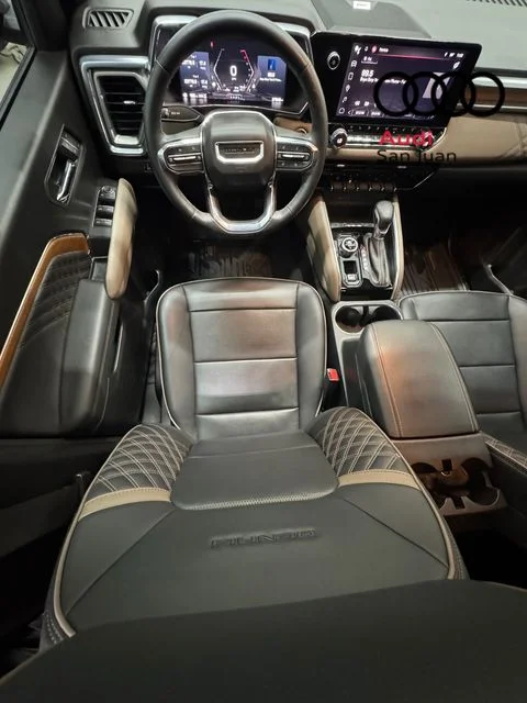 Used 2023 Silver GMC Denali image 34
