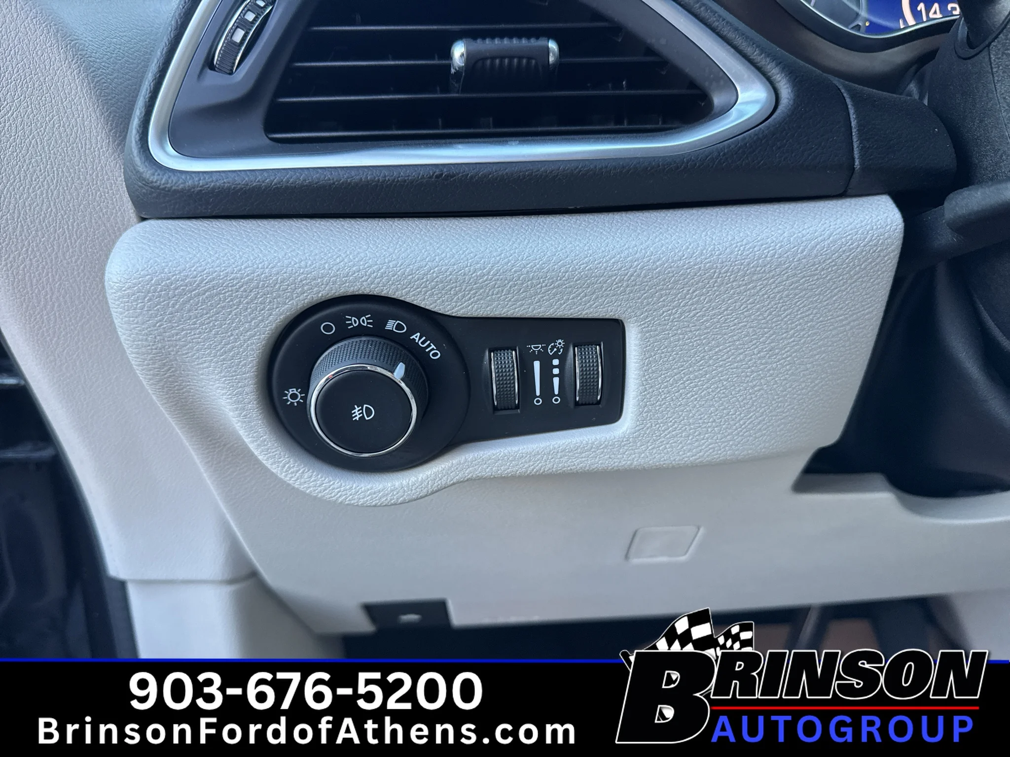 Used 2019 Brilliant Black Crystal Pearlcoat Chrysler Touring L Plus image 26