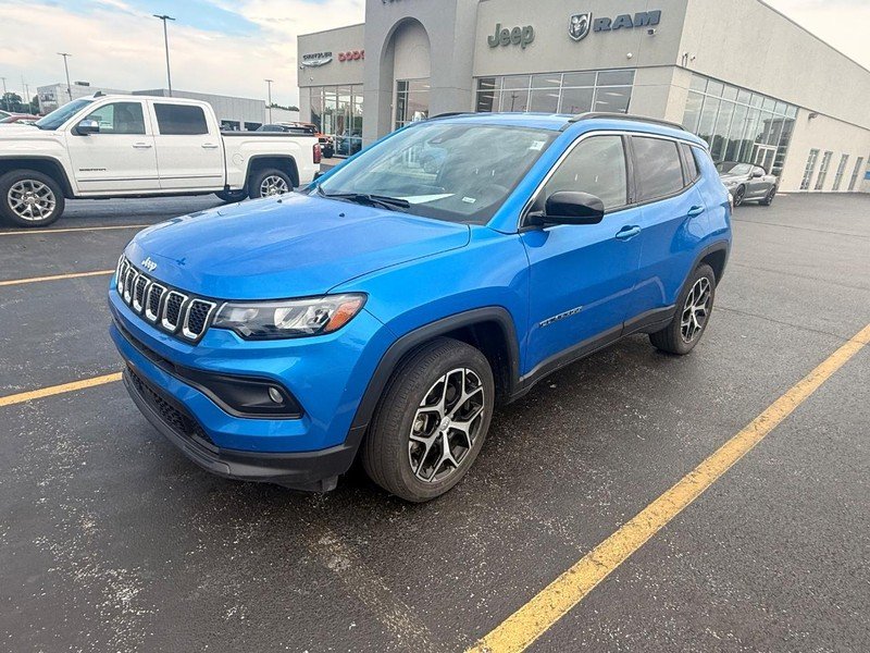 Used 2024 Hydro Blue Pearlcoat Jeep Latitude image 2