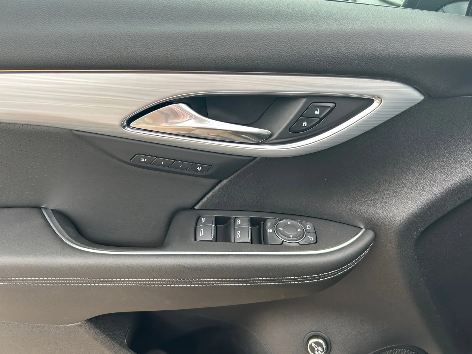 New 2026 Ebony Twilight Metallic Buick Avenir AWD image 17