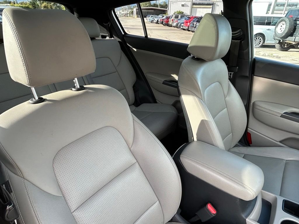 Used 2020 White Kia S image 39