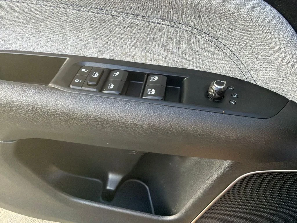 Used 2022 Black Jeep Latitude image 30