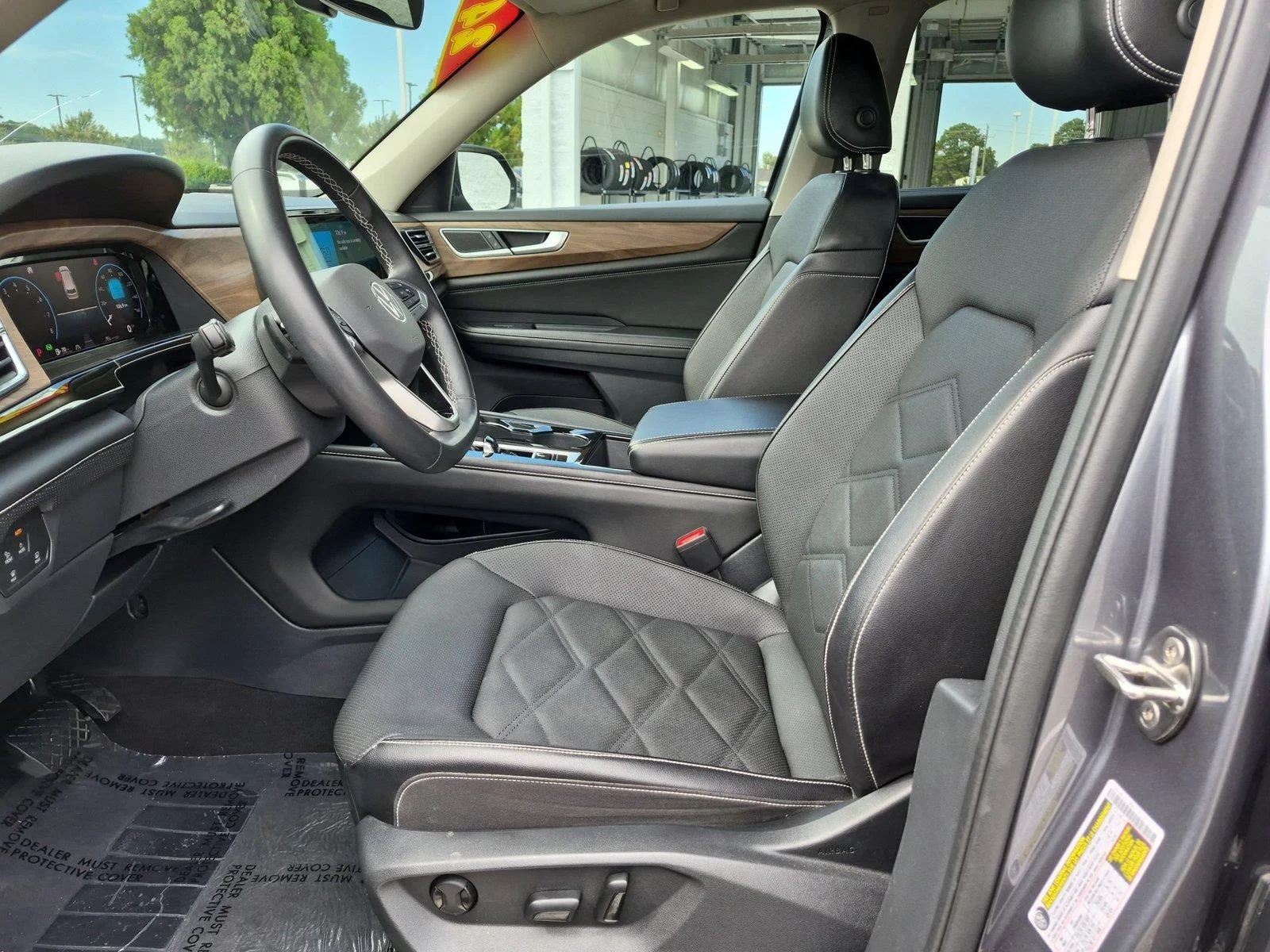 Used 2024  Volkswagen 2.0T SE w/Technology image 17