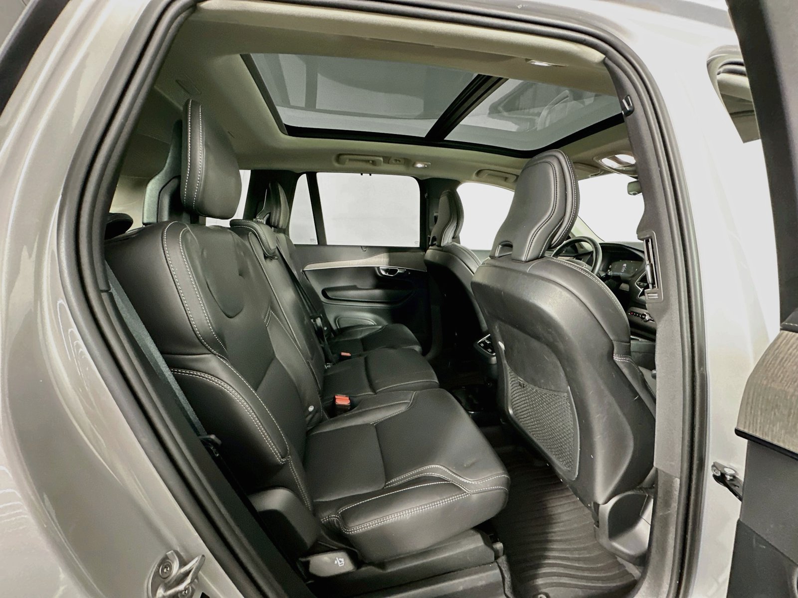Used 2023 Silver Dawn Metallic Volvo Ultimate image 30