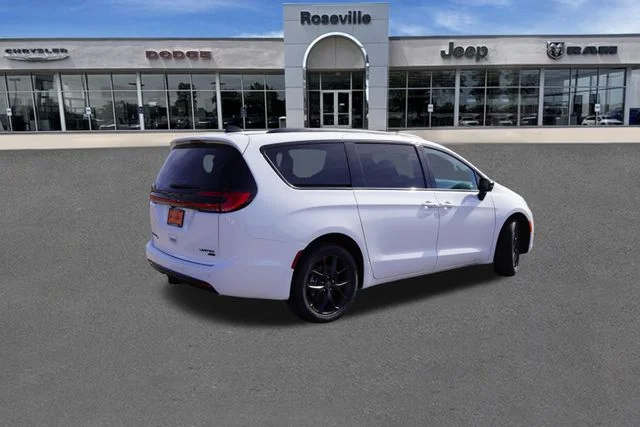 New 2026 Bright White Clear-Coat Exterior Paint Chrysler Limited image 4