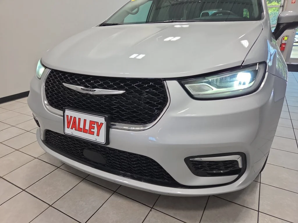 Used 2023 Silver Chrysler Touring L image 21