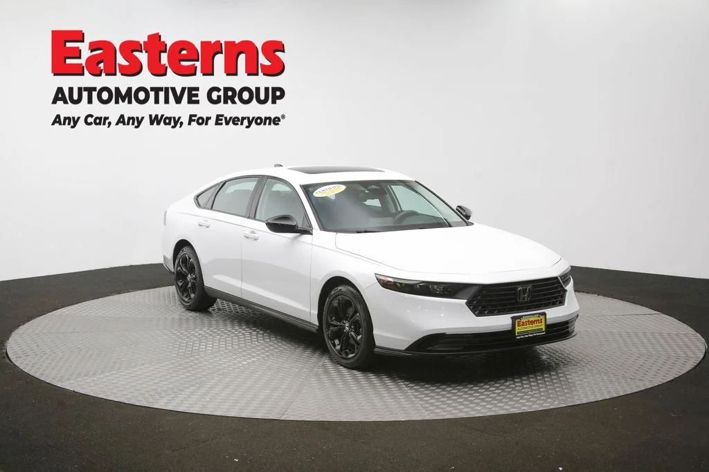 Used 2025 White Honda SE image 49
