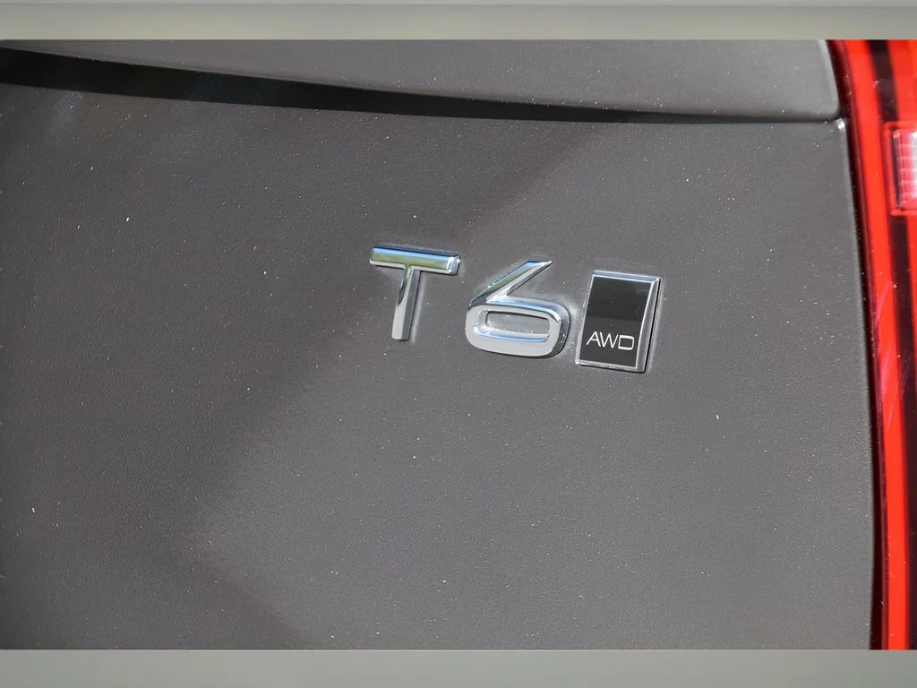 Used 2022 Pine Grey Metallic Volvo Inscription image 30