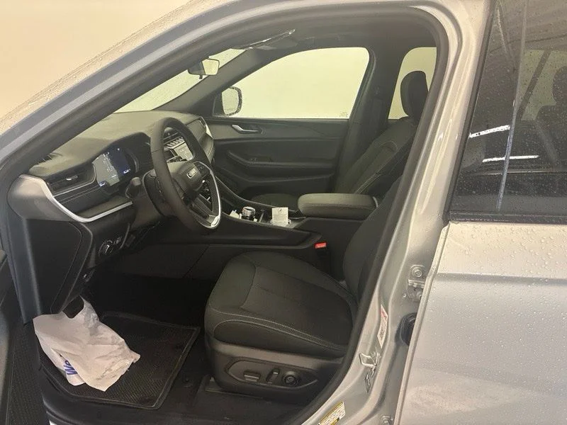 New 2026 Silver Zynith Exterior Paint Jeep Laredo X image 28