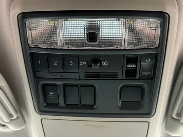 Used 2015 White Toyota SR5 Premium image 28