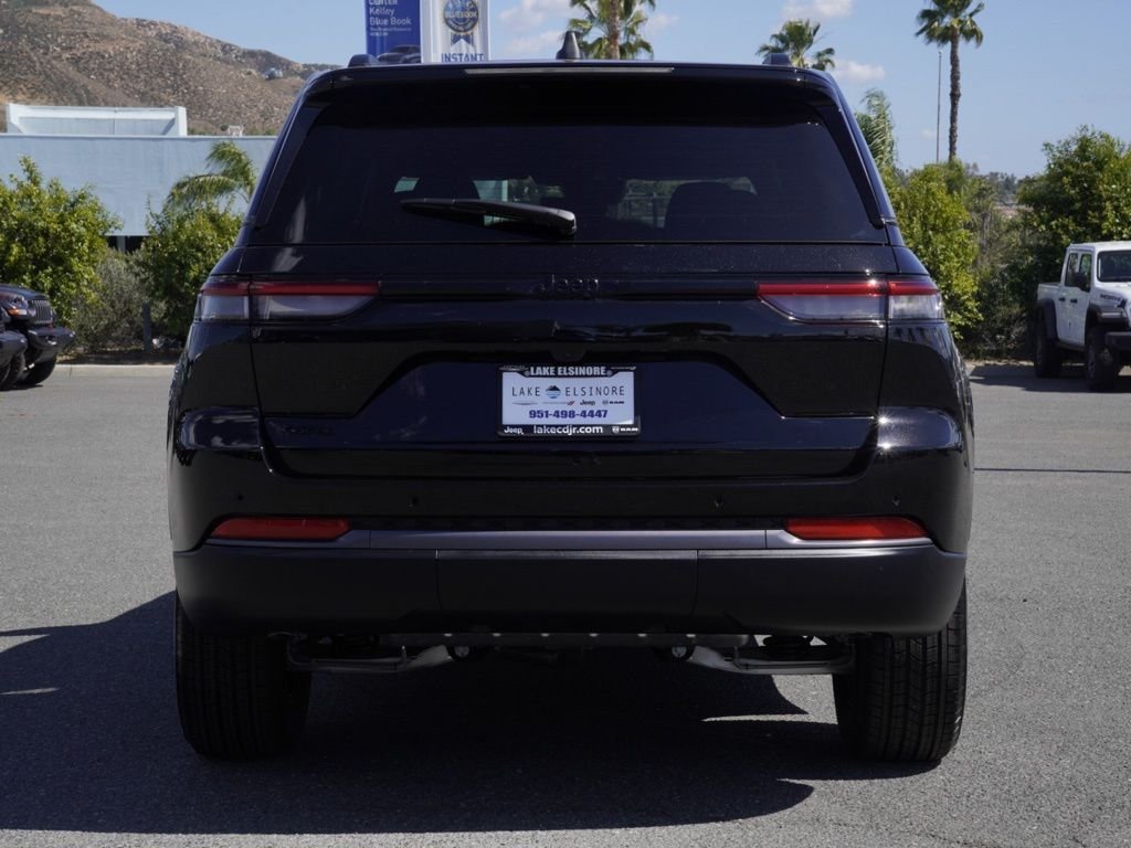 New 2026 Diamond Black Crystal Pearl-Coat Exterior Paint Jeep Laredo Altitude image 4