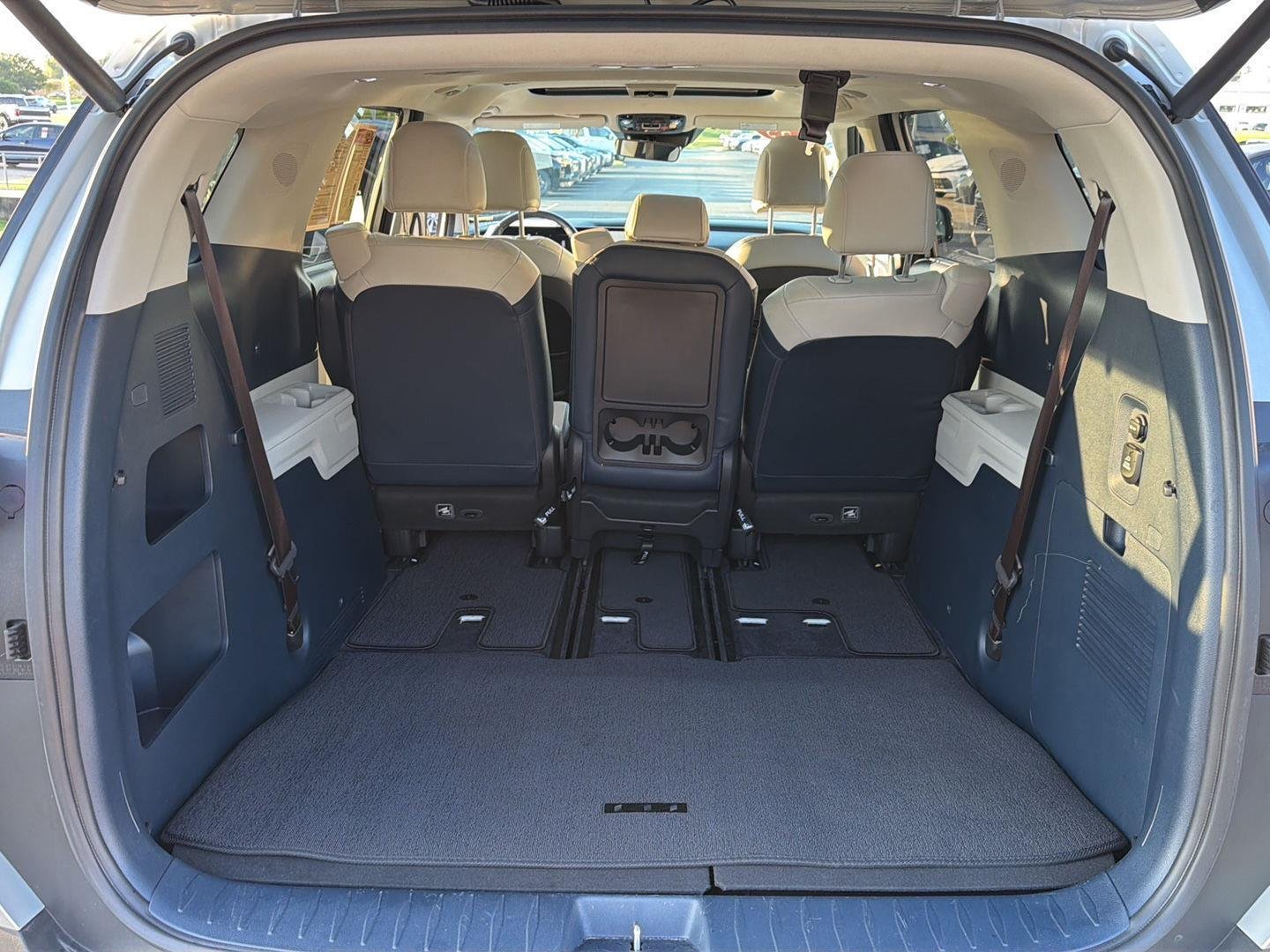 Used 2025 Ivory Silver Gloss Kia SX image 32