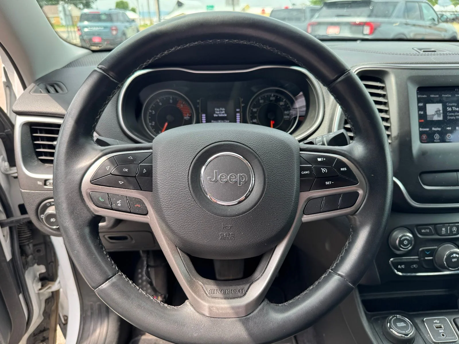 Used 2019 White Jeep Latitude Plus image 10
