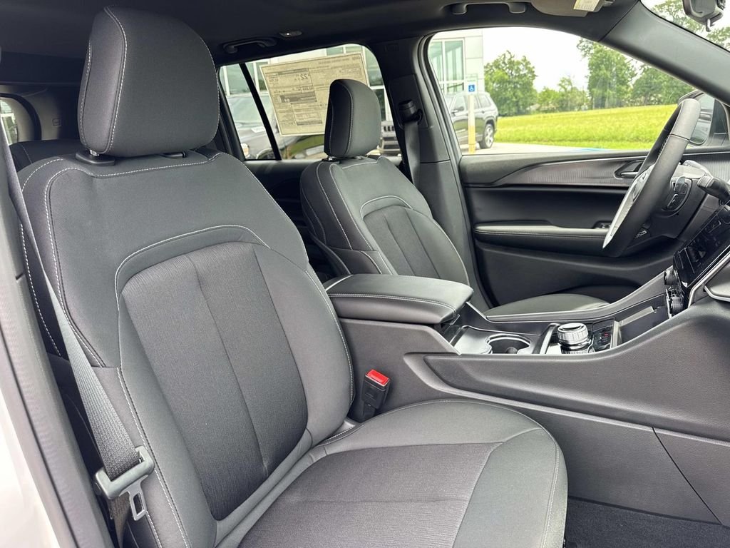 New 2026 Bright White Clear-Coat Exterior Paint Jeep Laredo X image 23