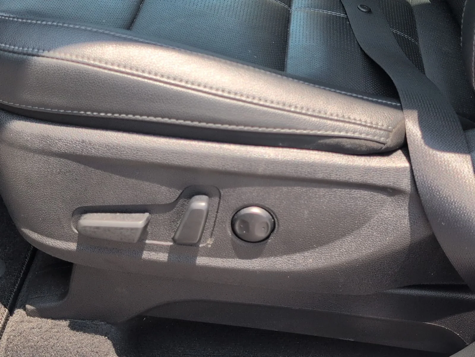 Used 2024 White Kia EX image 14