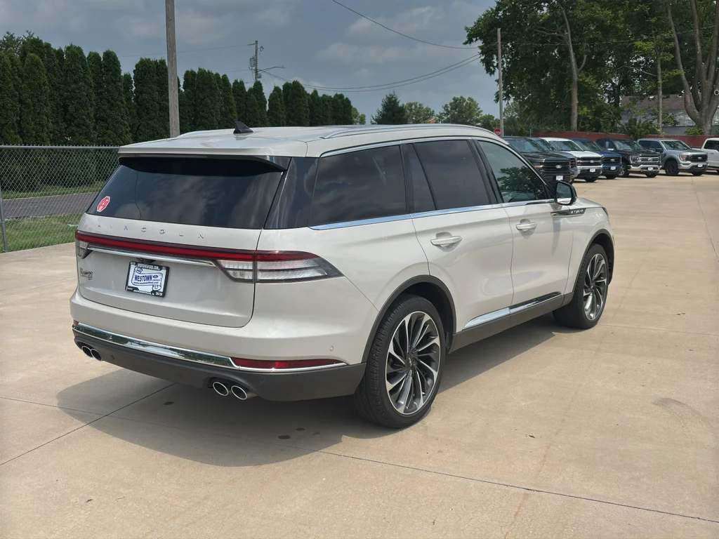 Used 2022 Ceramic Pearl Metallic Lincoln Reserve image 4