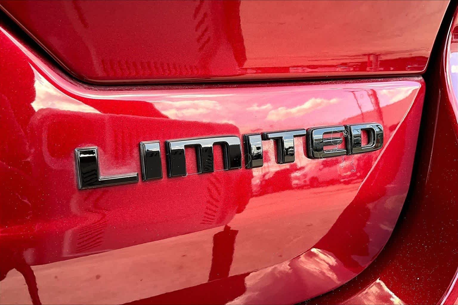 Used 2023 Velvet Red Pearlcoat Jeep Limited image 10