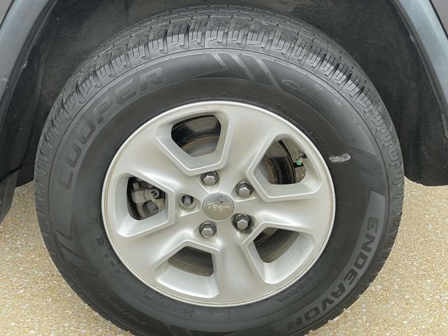 Used 2017 Crystal Metallic Jeep Laredo image 7