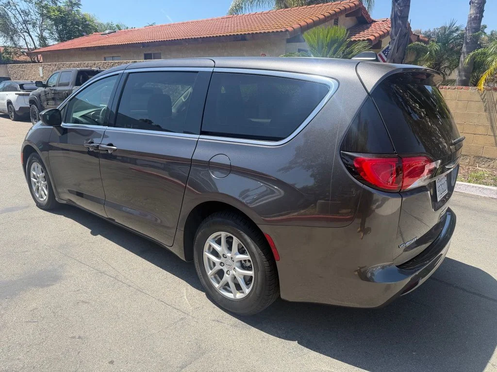 Used 2022 Gray Chrysler LX image 8