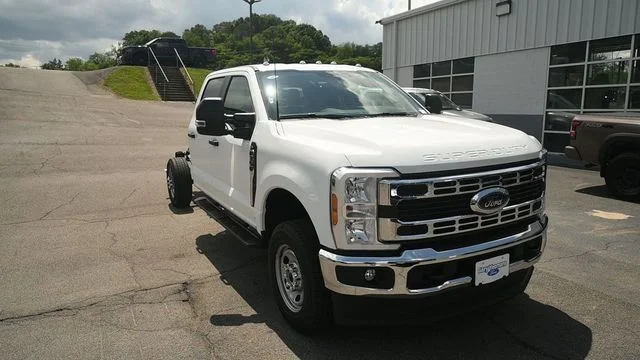 New 2026 Oxford White Ford F-350® XL image 4