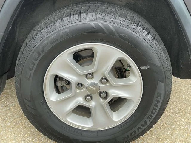 Used 2017 Gray Jeep Laredo image 7