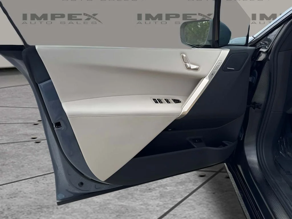Used 2024 Gray BMW xDrive50 image 18